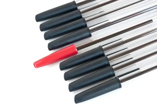 Bolígrafos negros con uno rojo —  Fotos de Stock