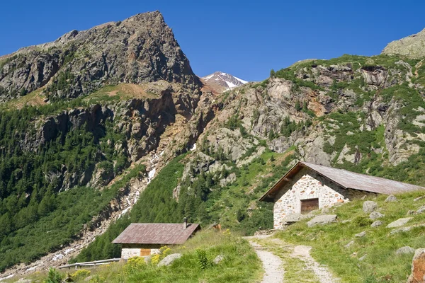 Maisons en pierre dans les Alpes Image En Vente