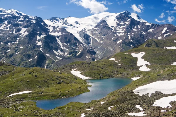 Cevedale-Berg mit kleinem See — Stockfoto