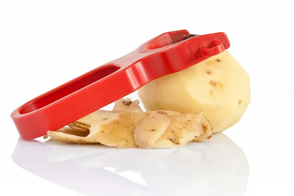 Kartoffelschäler mit geschälten Kartoffeln — Stockfoto