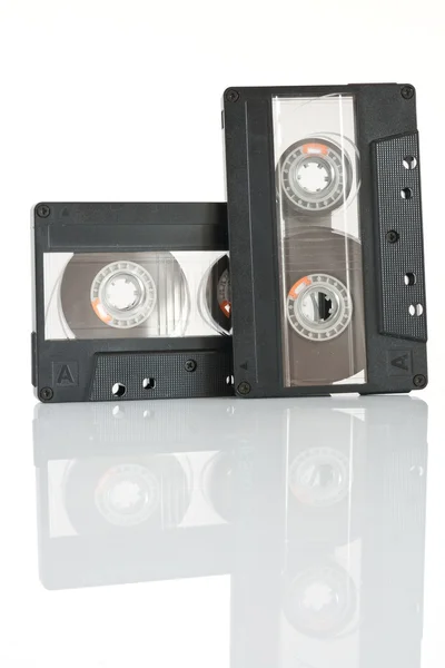 Dwóch kaset magnetofonowych na białym tle — Zdjęcie stockowe