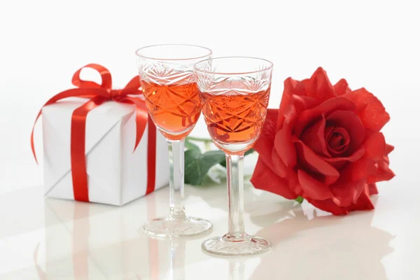 Two glasses and red rose — Stock Photo, Image