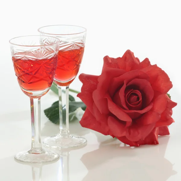 Два стакана и красная роза — стоковое фото