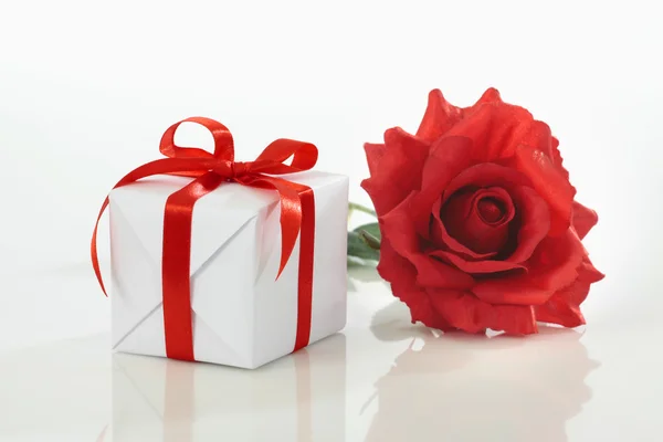 Gift box and red rose — Stock Photo, Image