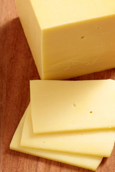 Скибочками сир — стокове фото