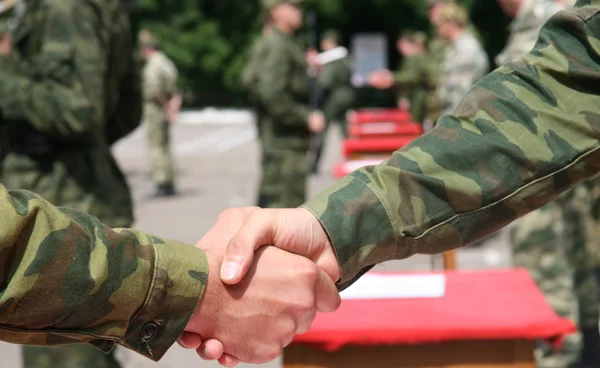 Присяга армії на вірність рукостискання — стокове фото