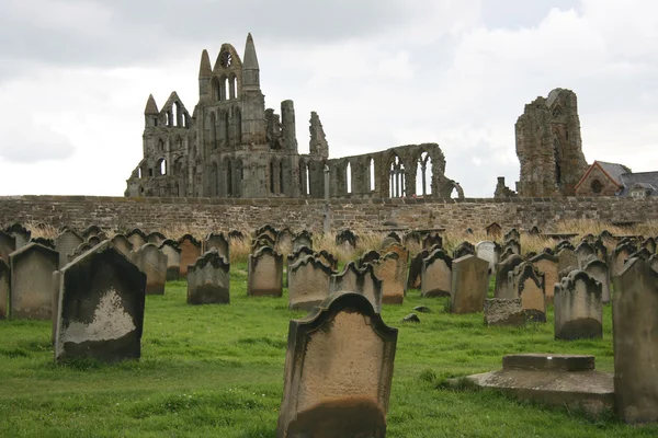Klooster kerkhof, whitby, Verenigd Koninkrijk — Stockfoto