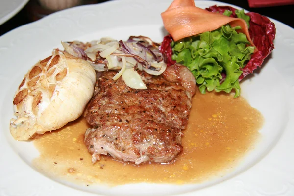 Steak aux pommes de terre, salade et champignons — Photo