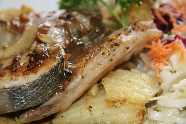Fisk med sallad och potatis Stockbild
