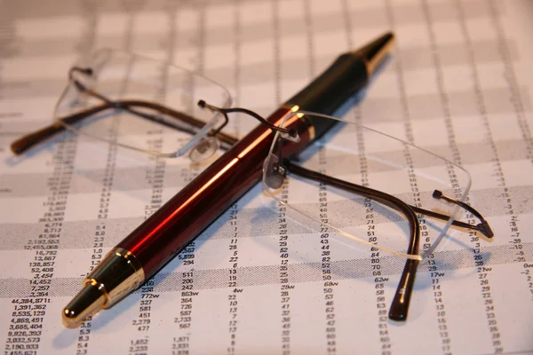 财务工作表上的眼镜 — 图库照片