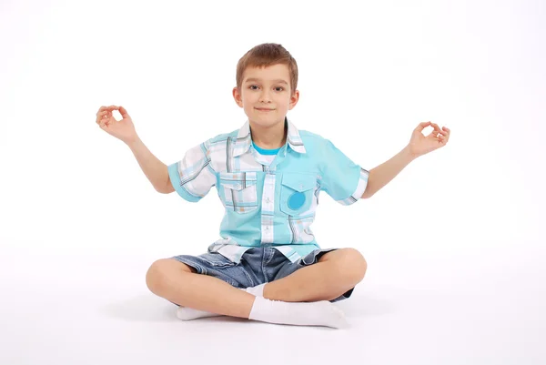Pojke visar yogi — Stockfoto