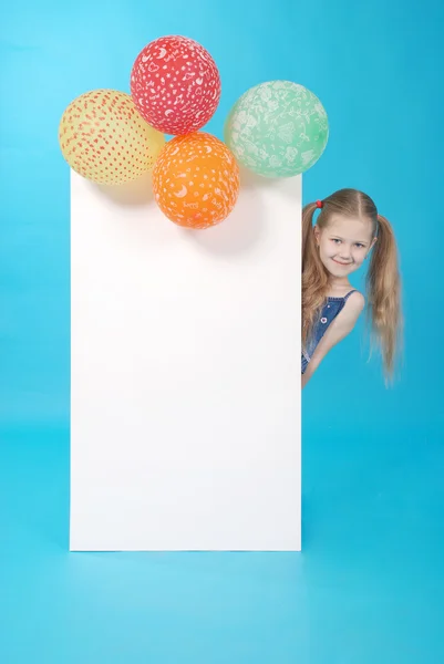 Mädchen und weiße Werbetafel und Luftballons — Stockfoto
