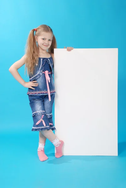 Das Mädchen hält ein weißes Brett — Stockfoto