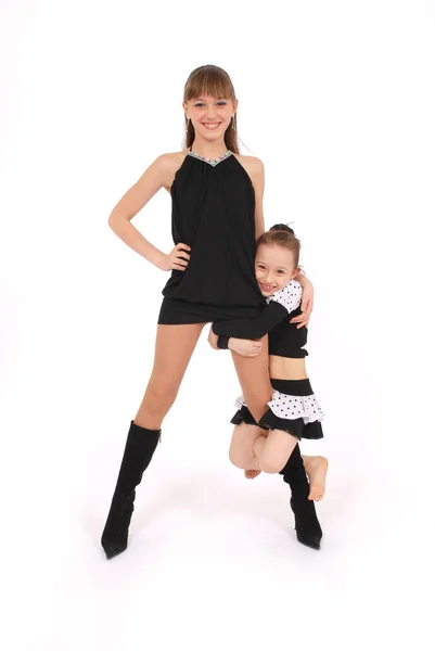 Dos chicas en vestido negro posando en el estudio — Foto de Stock