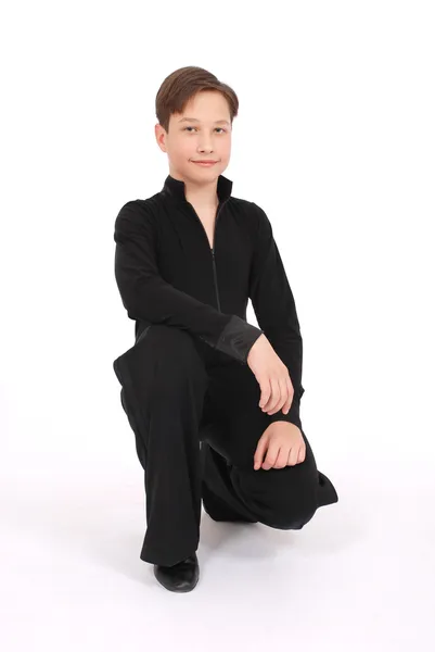 Junge im schwarzen Kostüm posiert im Studio — Stockfoto