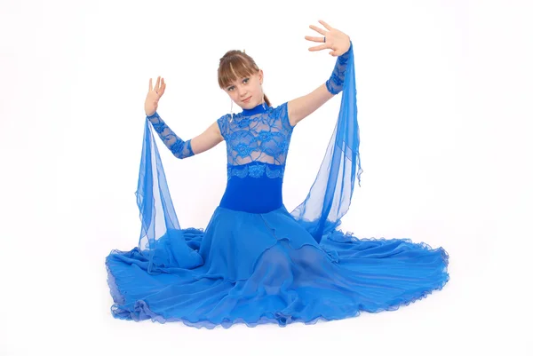Chica en vestido azul posando en el estudio —  Fotos de Stock