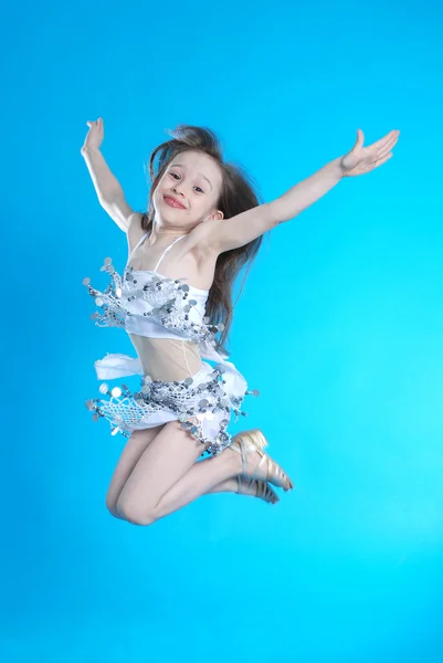 Pequena menina salto bonito — Fotografia de Stock
