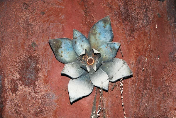 stock image Metal flower on rusty metal