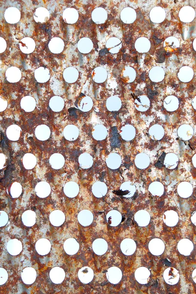Delikleri ile kahverengi metal plaka — Stok fotoğraf