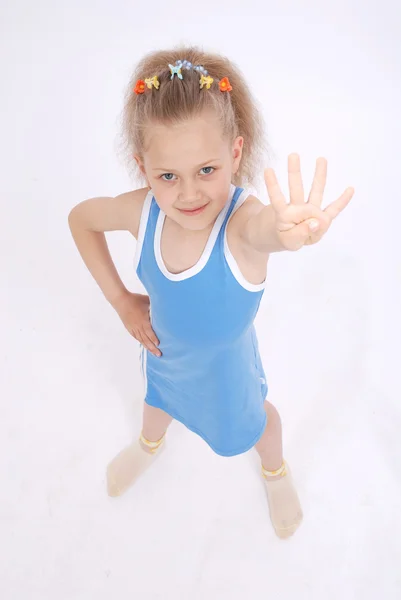 Menina mostra quatro dedos — Fotografia de Stock