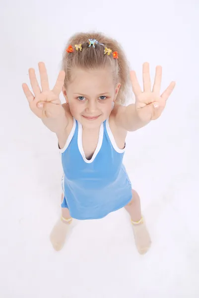 Mädchen zeigt vier Finger — Stockfoto