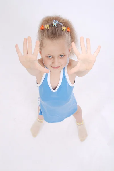 Girl shows five fingers. — Stock Photo, Image