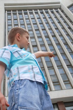 büyük bir şehirde genç çocuk.