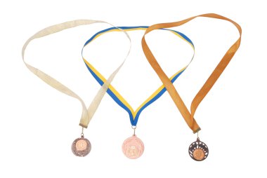 beyaz zemin üzerinde üç bronz madalya