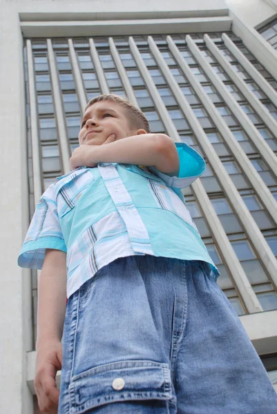 Young boy in a big city — Stock Photo, Image