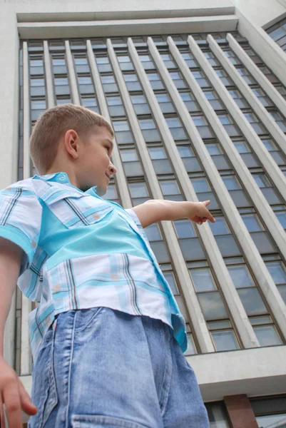 Young boy in a big city. — Stock Photo, Image