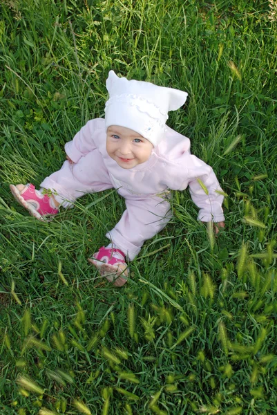 Zoete babymeisje op gras — Stockfoto