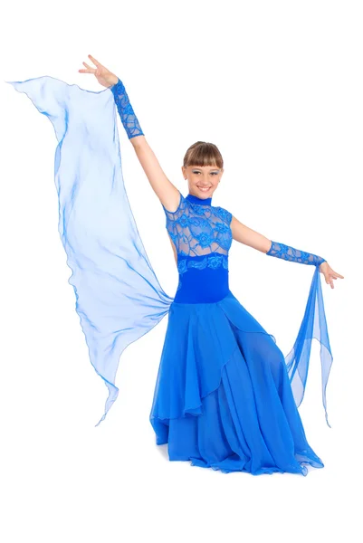 Flicka i blå klänning poserar i studio — Stockfoto