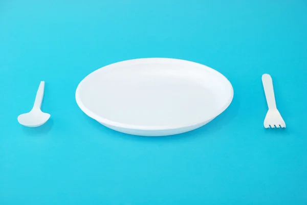 Beyaz tek kullanımlık tabak, çatal ve kaşık — Stok fotoğraf