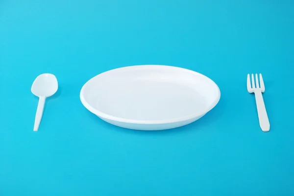 Beyaz tek kullanımlık tabak, çatal ve kaşık — Stok fotoğraf
