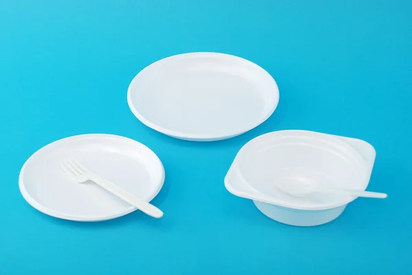 Białe naczynia jednorazowe, widelec i łyżka — Zdjęcie stockowe