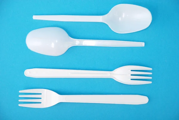 Platos desechables blancos, tenedor y cuchara —  Fotos de Stock
