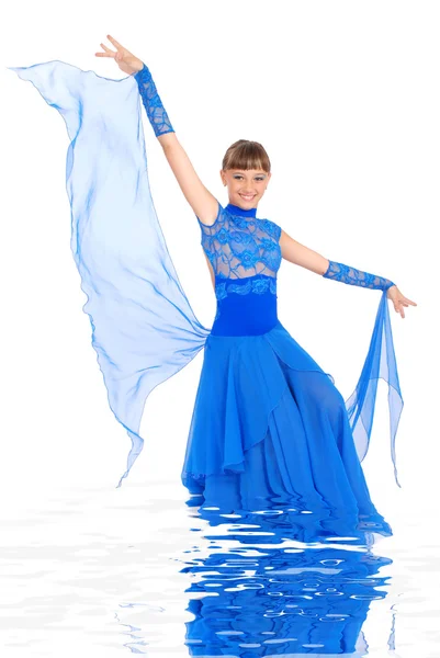 Chica en vestido azul en el agua — Foto de Stock