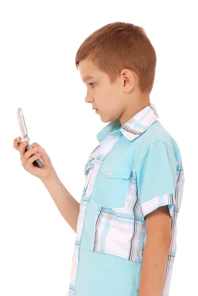 Jonge jongen verzenden SMS-bericht met telefoon — Stockfoto