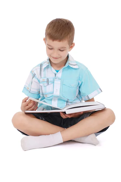Fiatal fiú olvasni egy képeskönyv — Stock Fotó