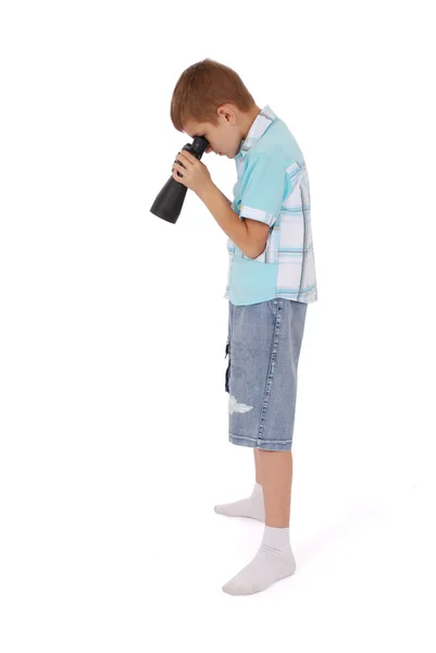 Junge schaut nach Fernglas — Stockfoto