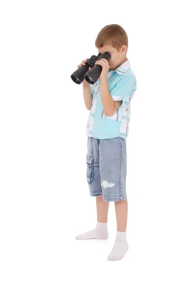 Мальчик наблюдает за биноклем — стоковое фото