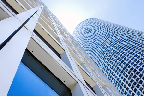 푸른 하늘 아래 흰 고층 빌딩 — 스톡 사진