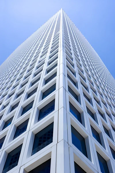 Vit skyskrapor under blå himmel — Stockfoto