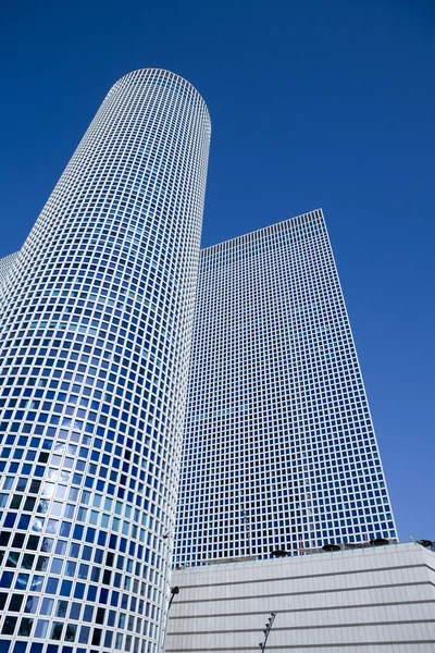 Wolkenkratzer unter blauem Himmel — Stockfoto