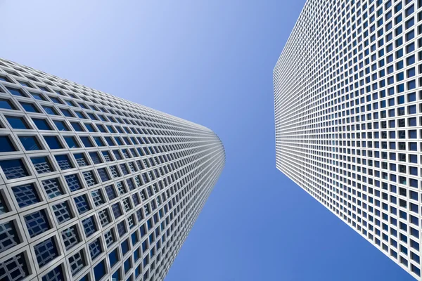 Wolkenkratzer unter blauem Himmel — Stockfoto