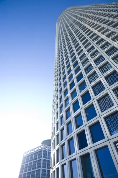 青空の下で白い高層ビル — ストック写真