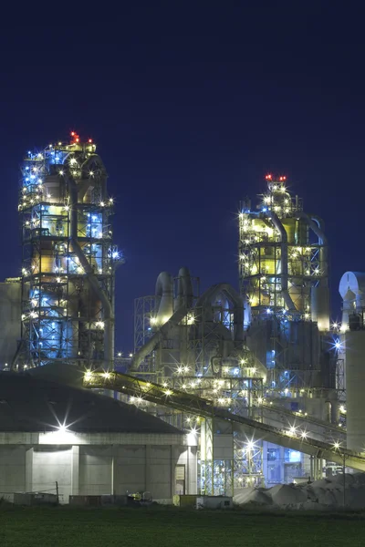 Factory / kemisk anläggning på natten — Stockfoto