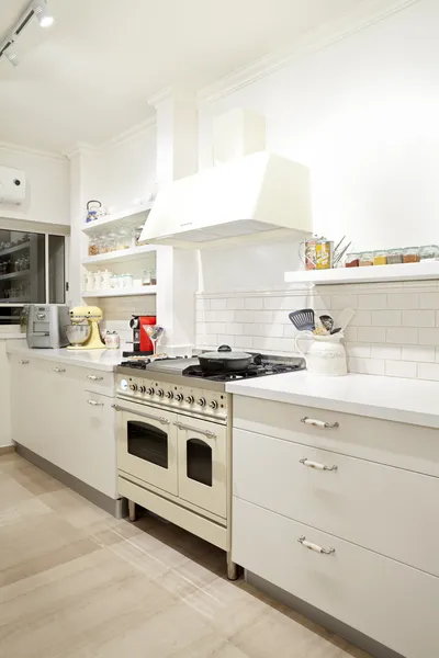 現代の家の中の新しいキッチン — ストック写真