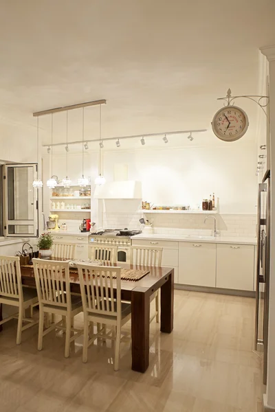 Нова кухня в сучасному будинку — стокове фото