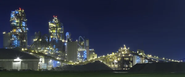 Фабрика / Химический завод ночью — стоковое фото